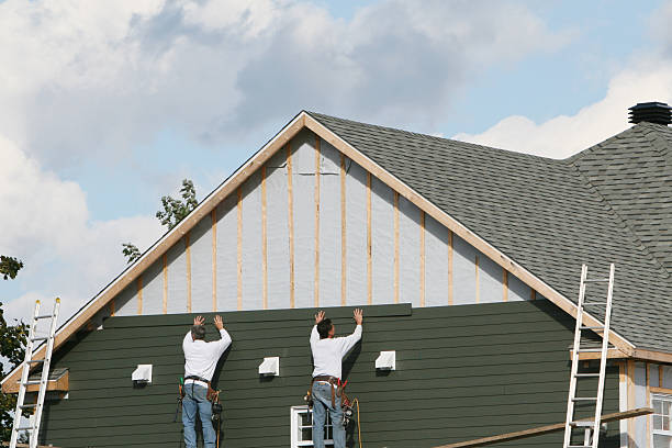 Professional Siding Replacement technician working in Monroeville, IN